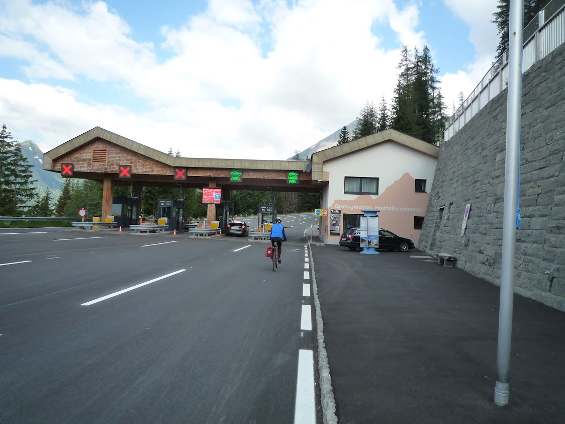 Mýtna brána, motoristi platia, blázni na bicykloch to majú zdarma